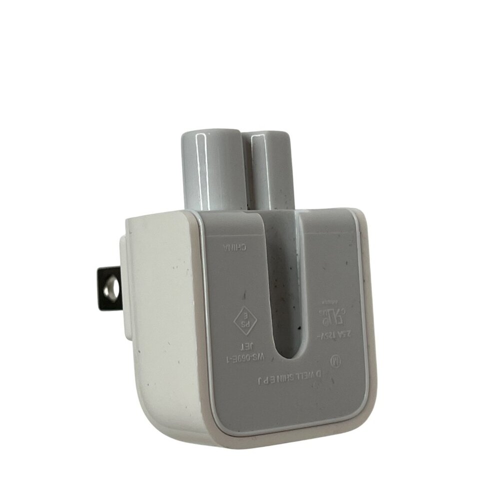 Apple 2-Prong White Polarized Power Adapter 15A 125V With Dual Plug Outlet A520